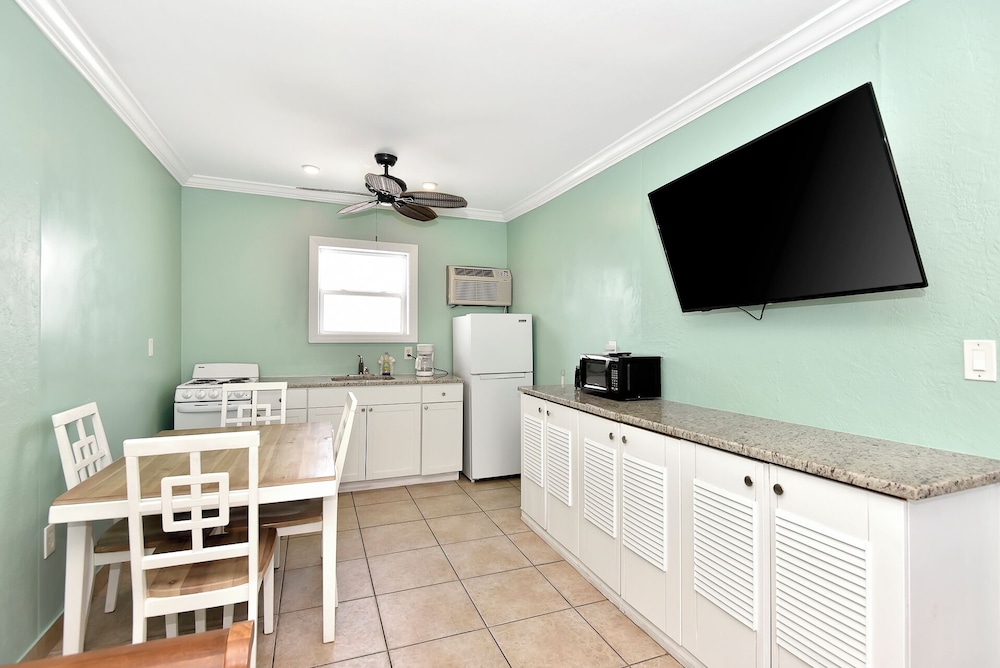 Shoreline Suites & Cabana Cottages - photo 58
