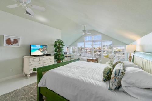 Waterfront Whimsy - last minute hotel in Marco Island