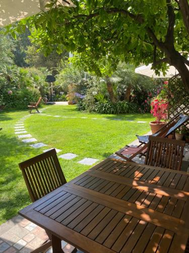 Villa Angelina Holiday Homes I Casa Ug I Antica Villa I Giardino I 4 Ospiti I Mare 5 Min I Parcheggio Privato — 4-Star Luxury Hotel in Vallecrosia, Italy