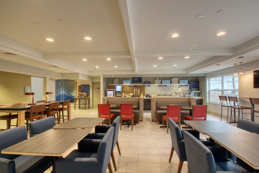 Holiday Inn Express Hotel & Suites Oshkosh by IHG - photo 71
