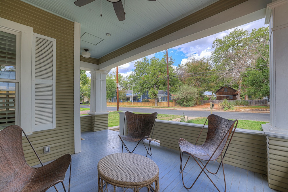 Heart of Fredericksburg With Pool Hot tub&grill - photo 33