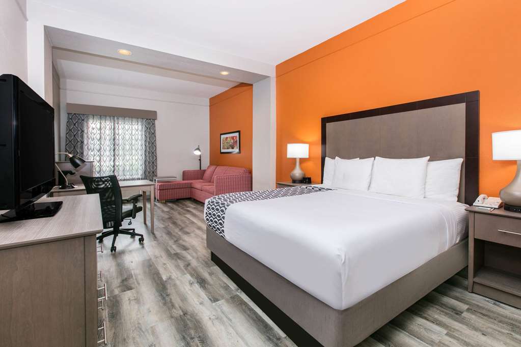 La Quinta Inn & Suites by Wyndham Fredericksburg - photo 17