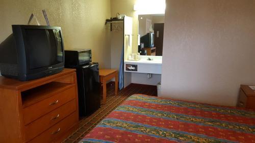 Scottish Inn Knoxville - photo 31