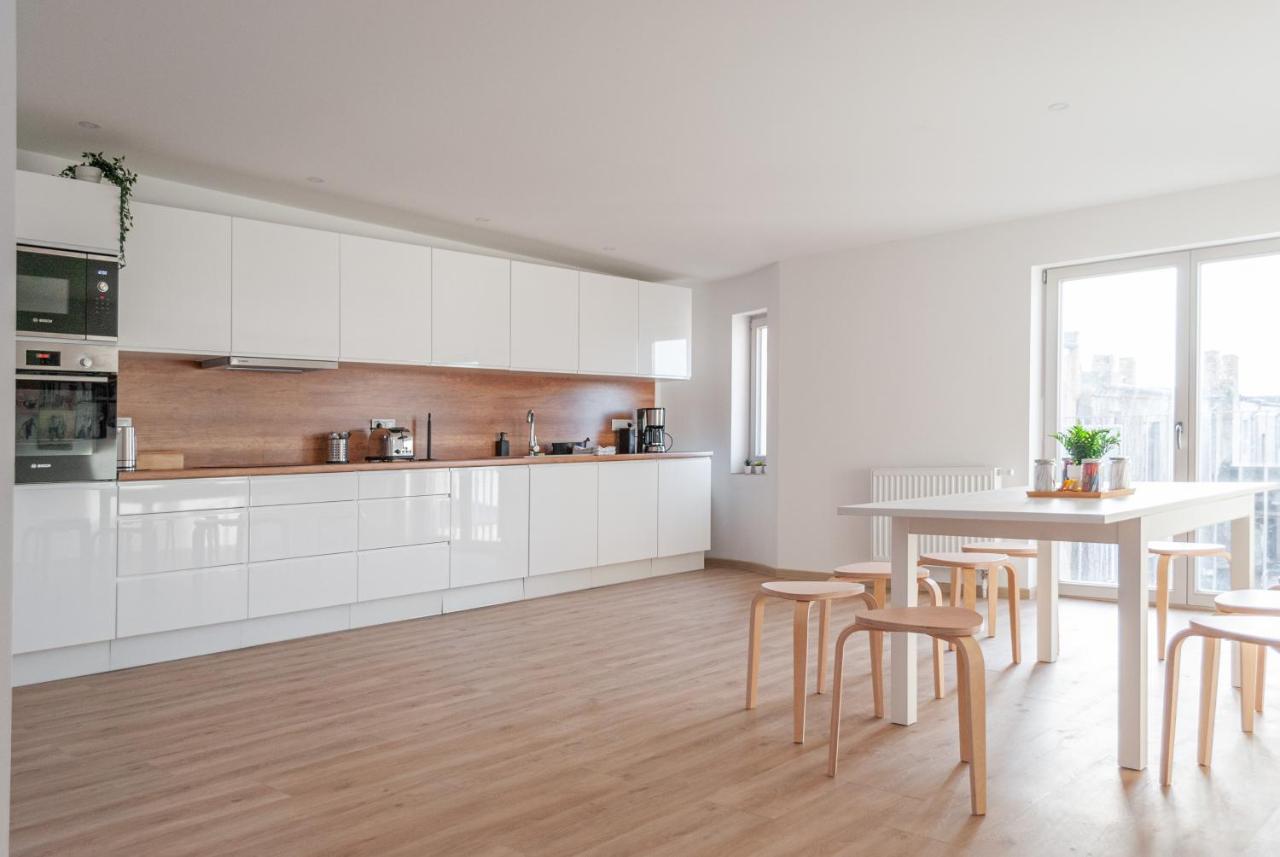 5 Zimmer nahe Hauptbahnhof 10 Betten vollausgestattet neu saniert Parkplatz Dachterasse — 4-Star Luxury Hotel in Cottbus, Germany