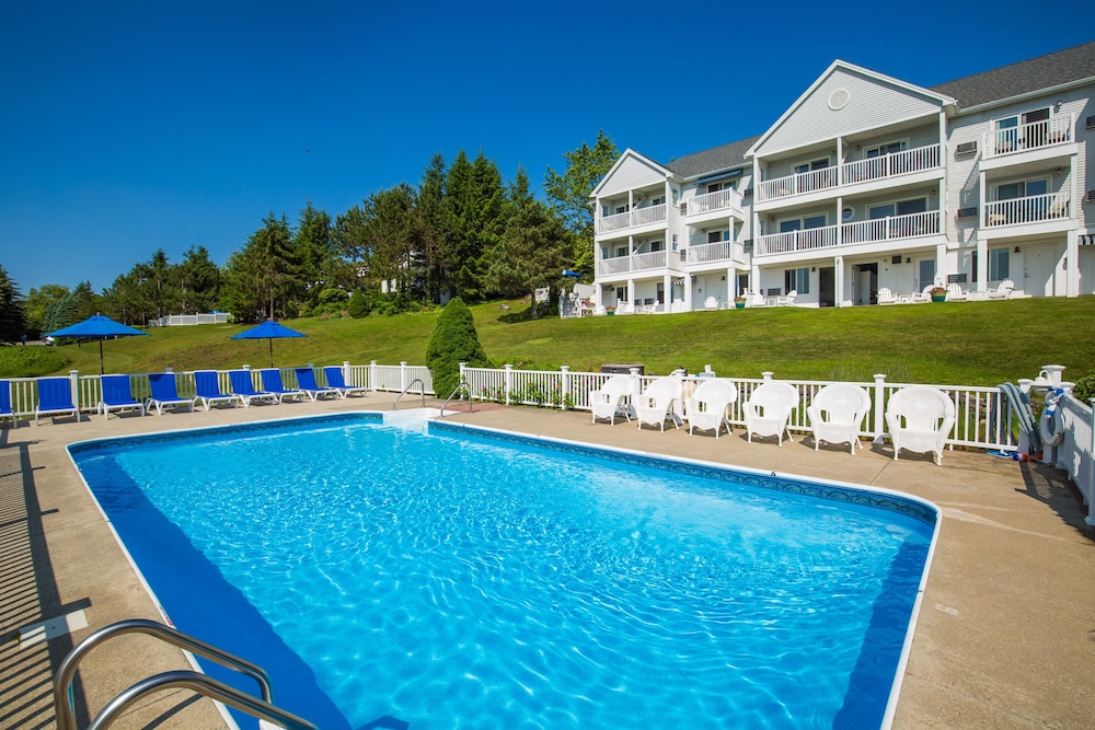 Strawberry Hill Seaside Inn - carbon neutral hotel in Rockport