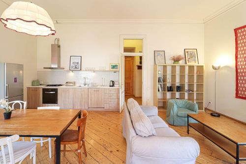 Bright 3BR Apartment in Old Tbilisi by Wehost