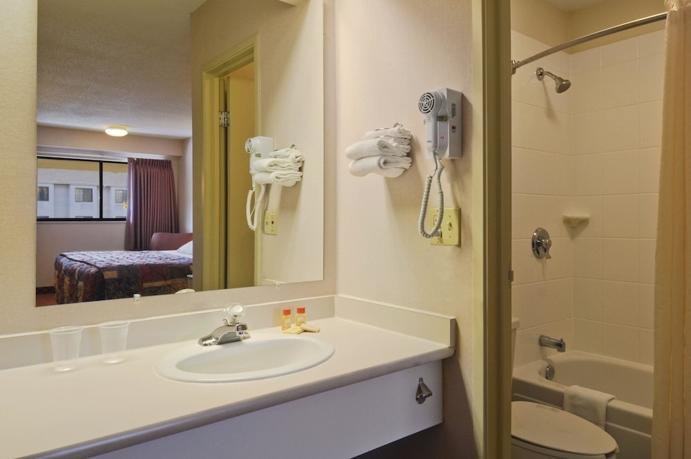 Days Inn by Wyndham Overland Park Metcalf Convention Center - photo 14