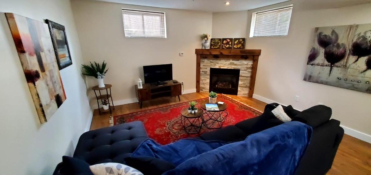 Spacious Guest Suite — 4-Star Luxury Hotel in Hamilton, Canada