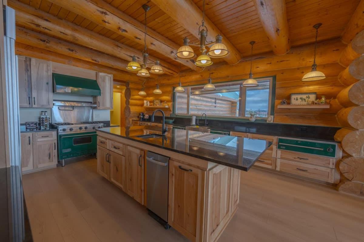 FoxHill Family Lodge Retreat with views from all sides and Hike over a hundred forty acres — 4-Star Luxury Hotel in Otis Orchards-East Farms, United States