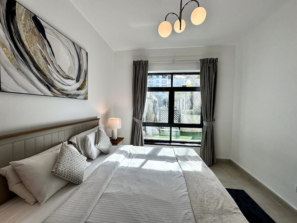 Lux BnB Travo Tower I Private Garden I Lake View — 4-Star Luxury Hotel in Dubai, United Arab Emirates
