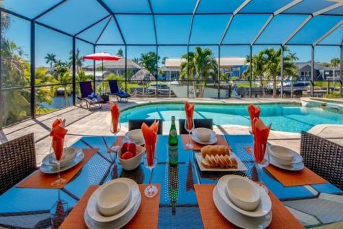 CoralVilla Felicity pool spa river access Tiki Hut — 4-Star Luxury Hotel in Cape Coral, United States