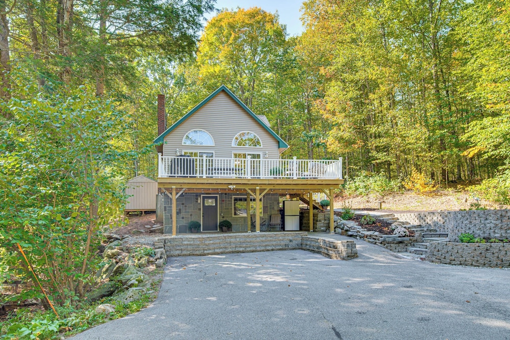 On Baxter Lake Wooded Retreat Near Trails — Farmington