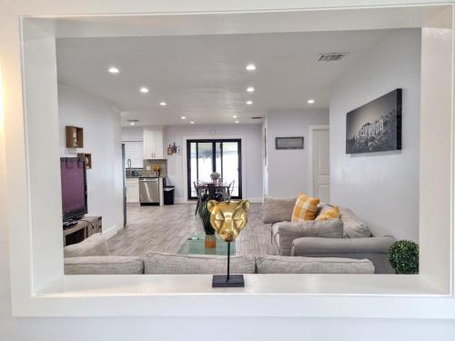 Downtown Hollywood 3 miles to Beach Sleeps 8 in Hollywood, United States