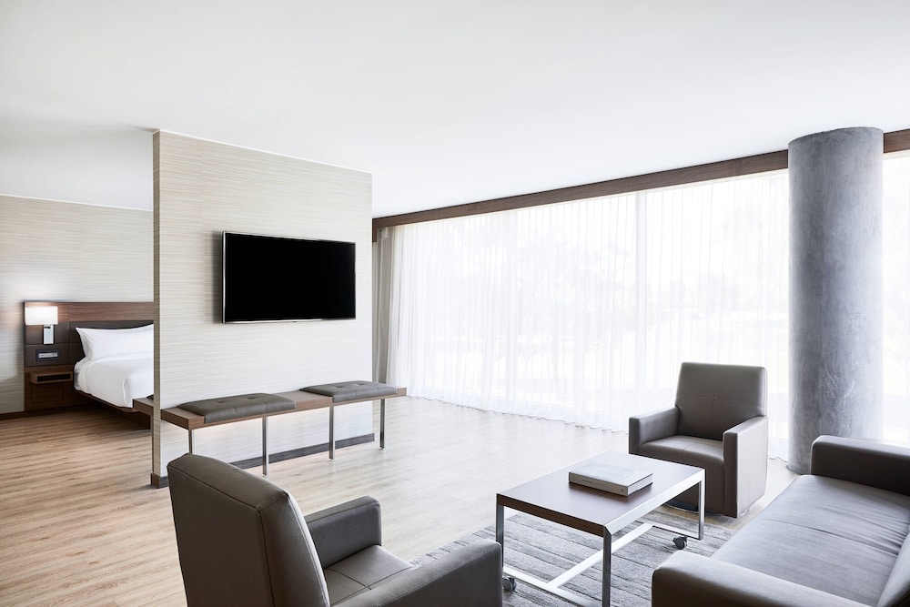 AC Hotel by Marriott Phoenix Biltmore - photo 11
