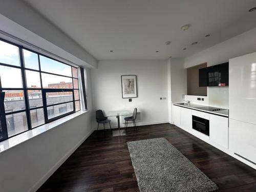 342 Stunning One Bedroom Studio Apartment — 4-Star Luxury Hotel in Birmingham, United Kingdom