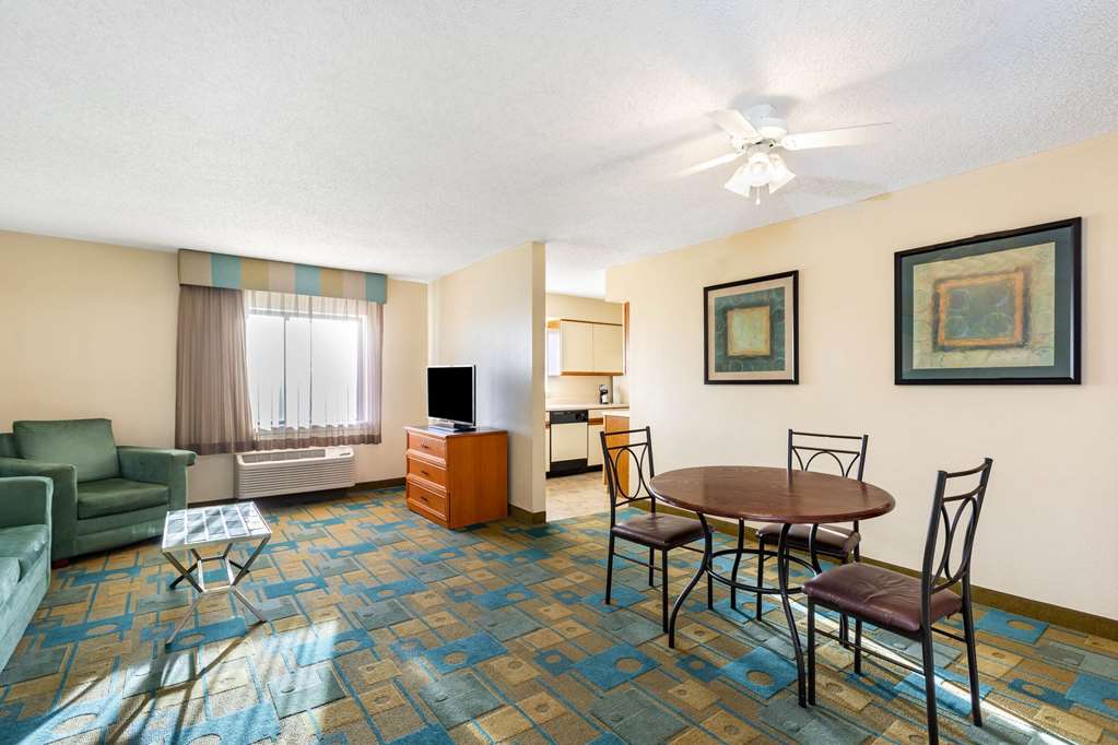 La Quinta Inn & Suites by Wyndham El Paso East - photo 21