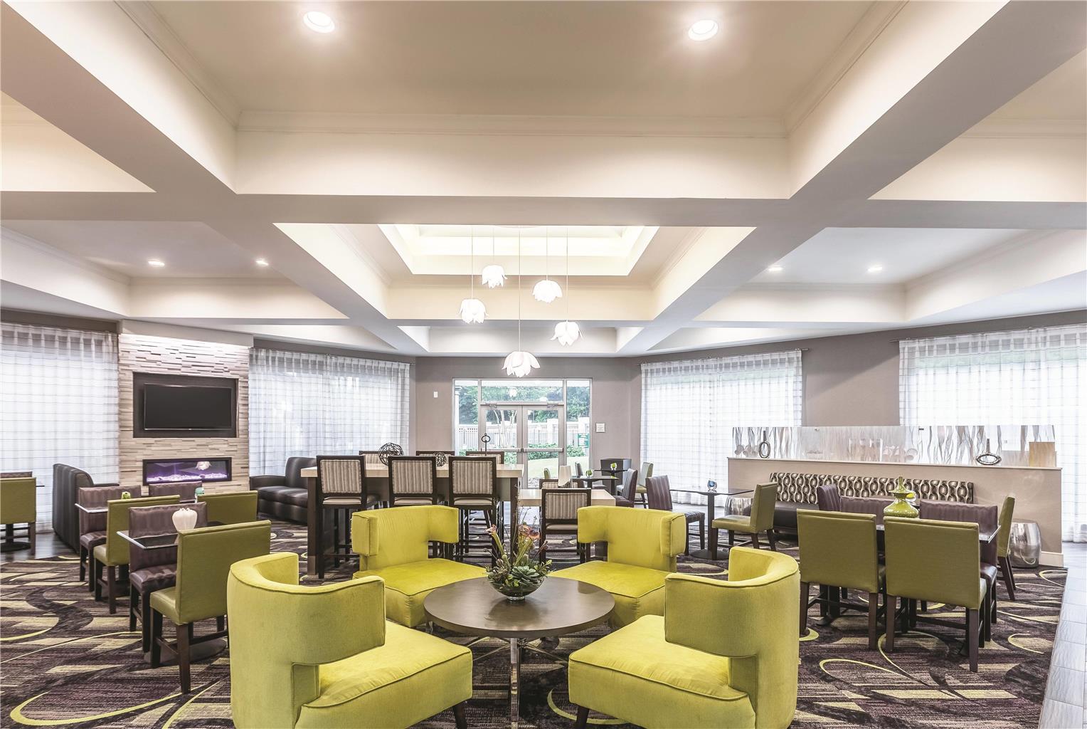 La Quinta Inn & Suites by Wyndham Atlanta Alpharetta - photo 8