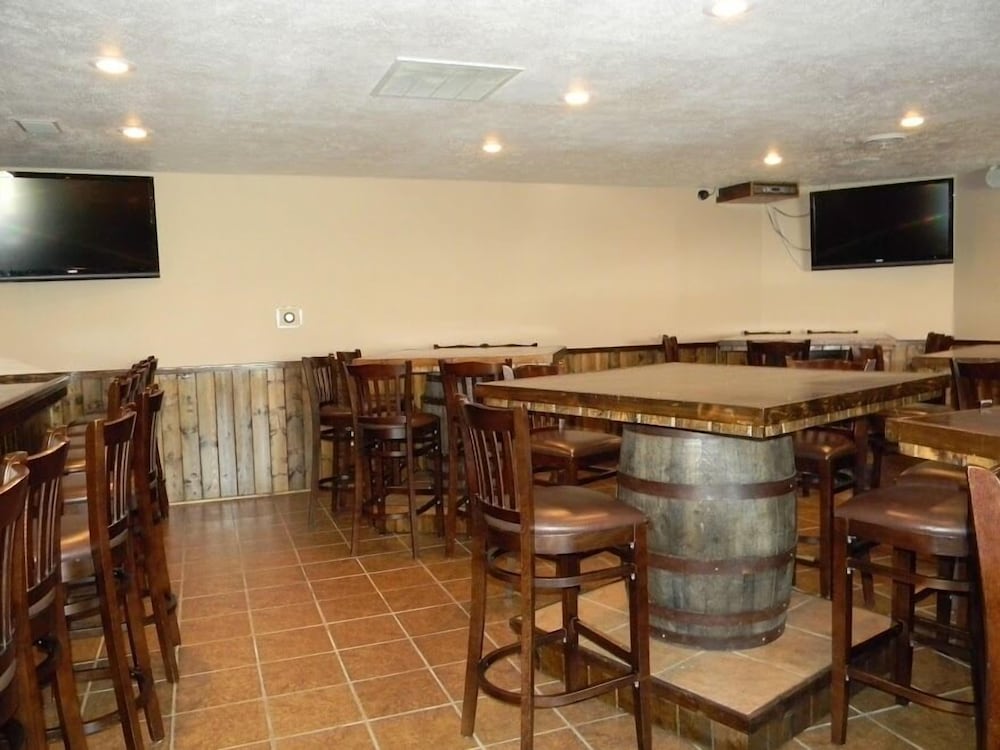 Boarders Inn & Suites by Cobblestone Hotels Munising - photo 33