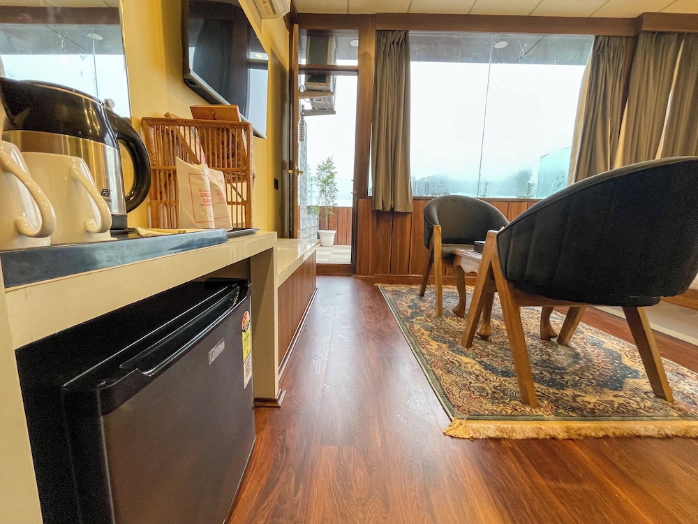 Lake Serenade - carbon neutral hotel in Srinagar