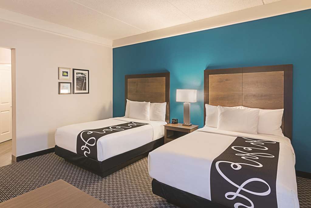 La Quinta Inn & Suites by Wyndham Orlando UCF - photo 26
