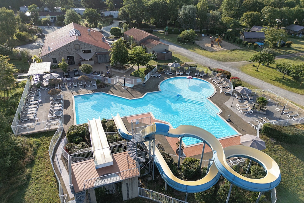 RCN Camping La ferme du Latois — 4-Star Luxury Hotel in Coex, France
