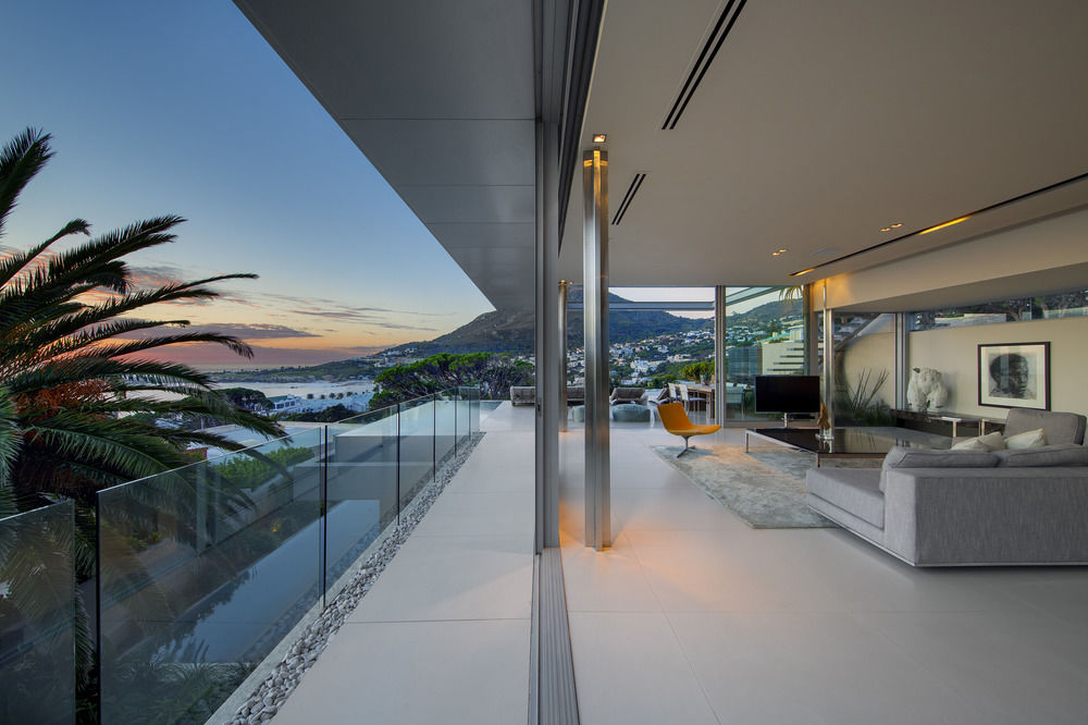 008 Bond Villa