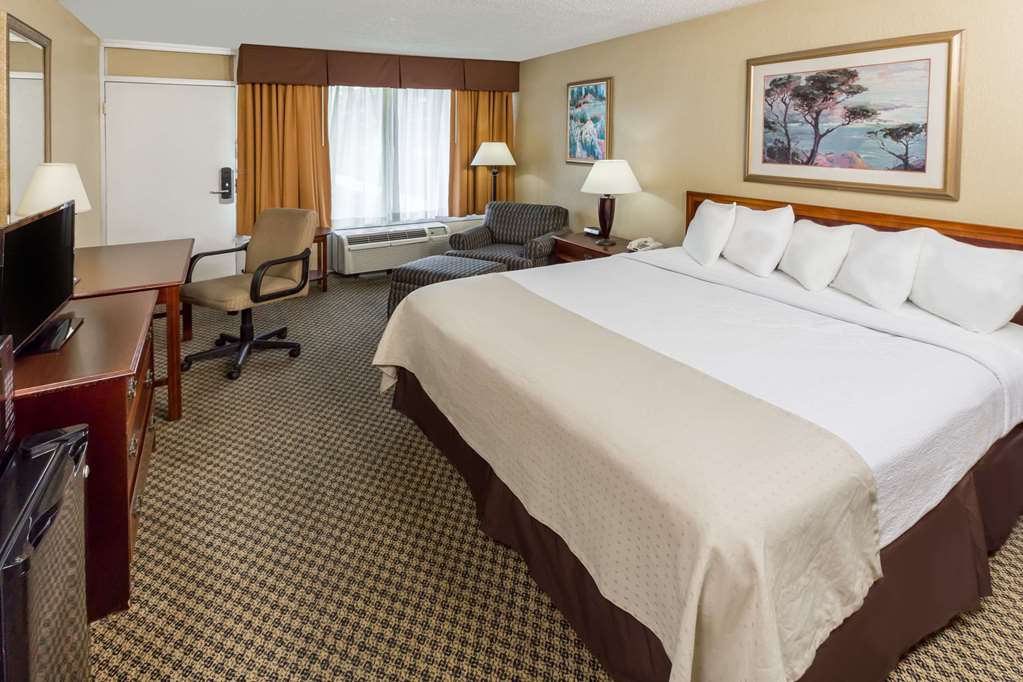 Days Inn & Suites by Wyndham Jennings - photo 14