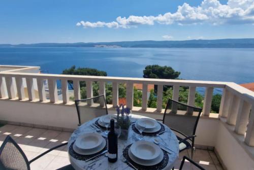 Adriahouse complex 80m from beach in Omis, Croatia