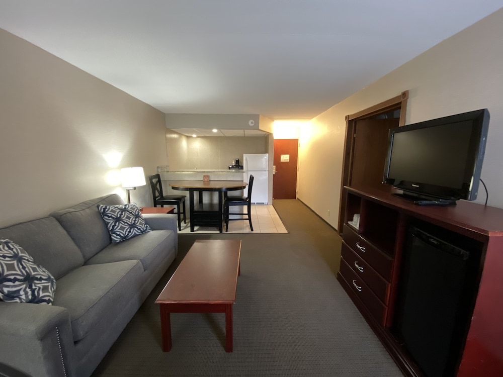 Clarion Inn & Suites Grand Rapids Airport - photo 7