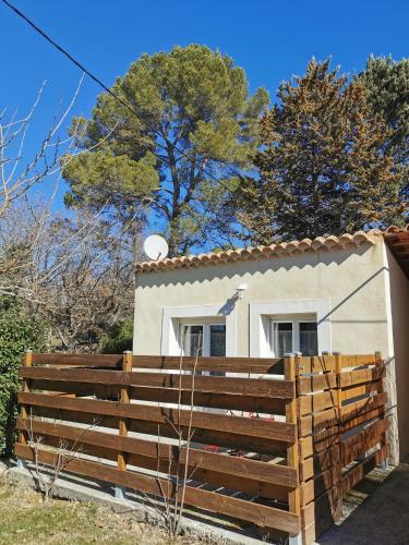 Studio Independant A 2 Minutes Du Golf Du Luberon — Pierrevert
