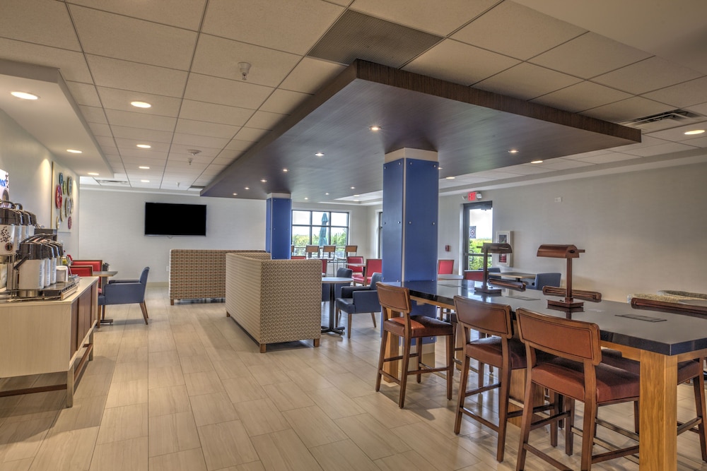 Holiday Inn Express Rochelle by IHG - photo 49