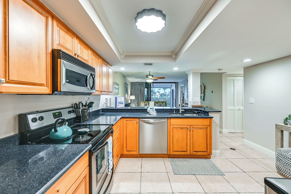Beachy Marco Island Condo With Resort Amenities - photo 11