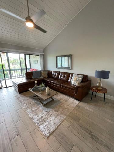Beachfront Bliss Cozy Condo Steps from the Ocean — 4-Star Luxury Hotel in Fort Pierce, United States