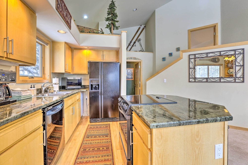 Frisco Townhome w Hot Tub 10 Mi to Breckenridge — 4-Star Luxury Hotel in Frisco, United States