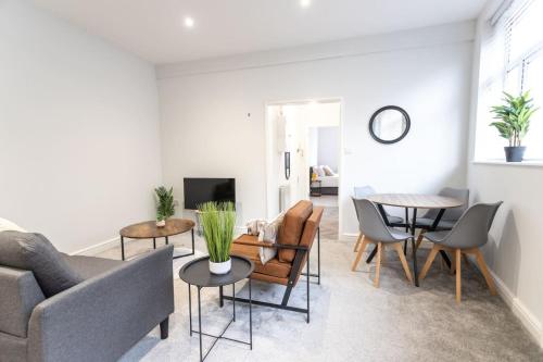 Flat B Commercial Road 3 Bedrooms Sleeps 5 Located In Town Centre — Swindon