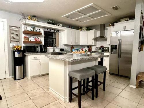 Rest Relax & enjoy the entire cozy vacational home — 4-Star Luxury Hotel in Mission, United States