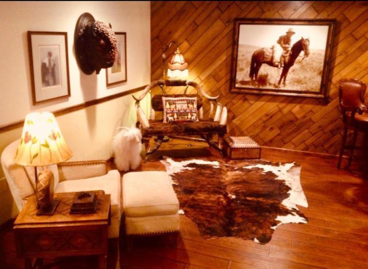 Trail Boss King EnSuite Prairie Rose B&B 1200 sq ft Suite — 4-Star Luxury Hotel in Cheyenne, United States