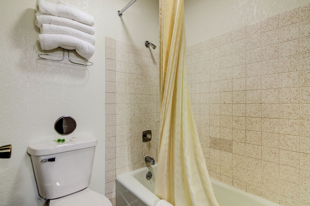 Bloomer Inn & Suites - photo 20
