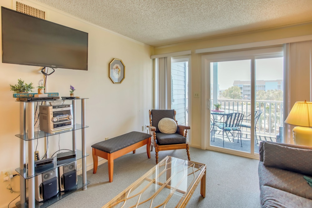 Walk to Ocean: Myrtle Beach Condo w Screened Deck — 4-Star Luxury Hotel in Myrtle Beach, United States