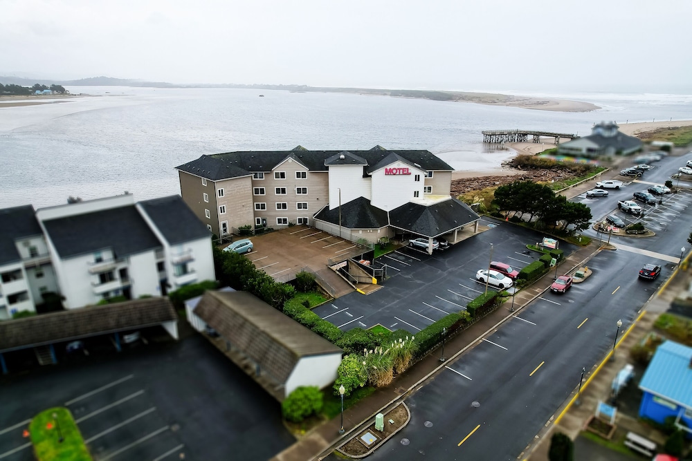 Siletz Bay Beachfront Hotel by OYO Lincoln City - featured photo