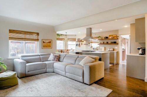 Unique Denver Designer Home 3 Bed 3 Bath — 4-Star Luxury Hotel in Denver, United States