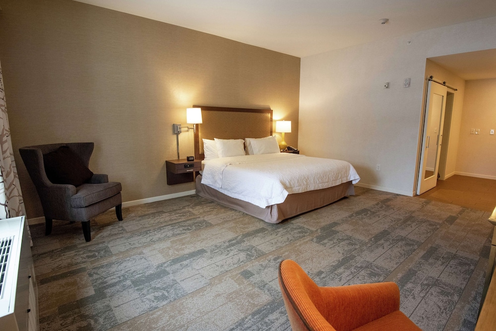 Hampton Inn and Suites Manchester - photo 22