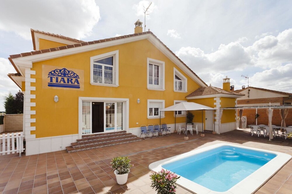 Tiara Vacaciones — 4-Star Luxury Hotel in Nava De La Asuncion, Spain