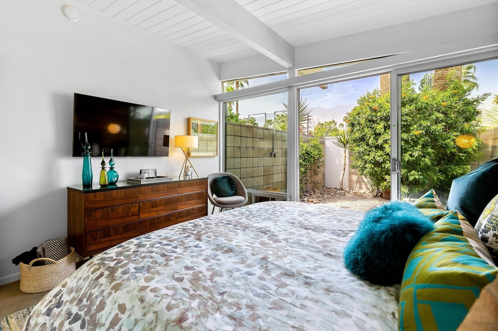 West Elm House 2017: The Alexander — 4-Star Luxury Hotel in Palm Springs, United States