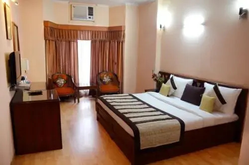 Laurent & Benon Luxury Service Apartment DLF Phase 1
