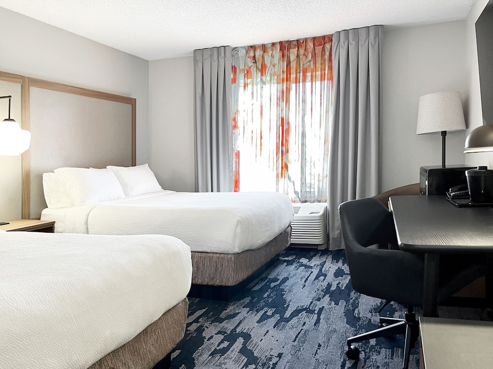 Fairfield Inn & Suites by Marriott Rogers - photo 11