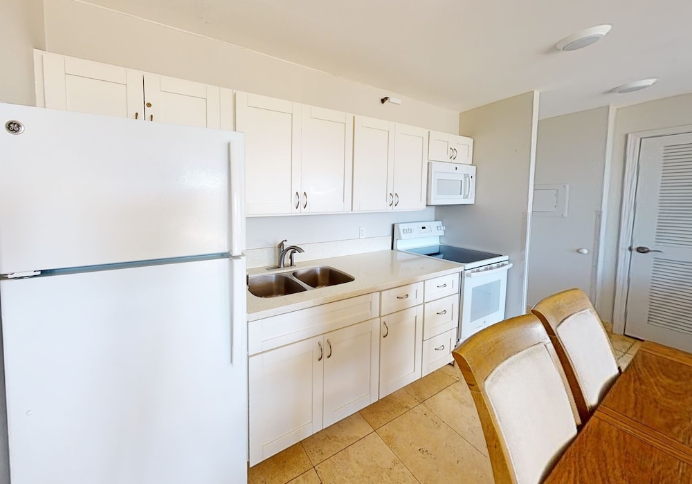 Sleek & Modern 32nd Floor Condo at the Waikiki Banyan Free parking by Koko Resort Vacation Rentals - photo 7