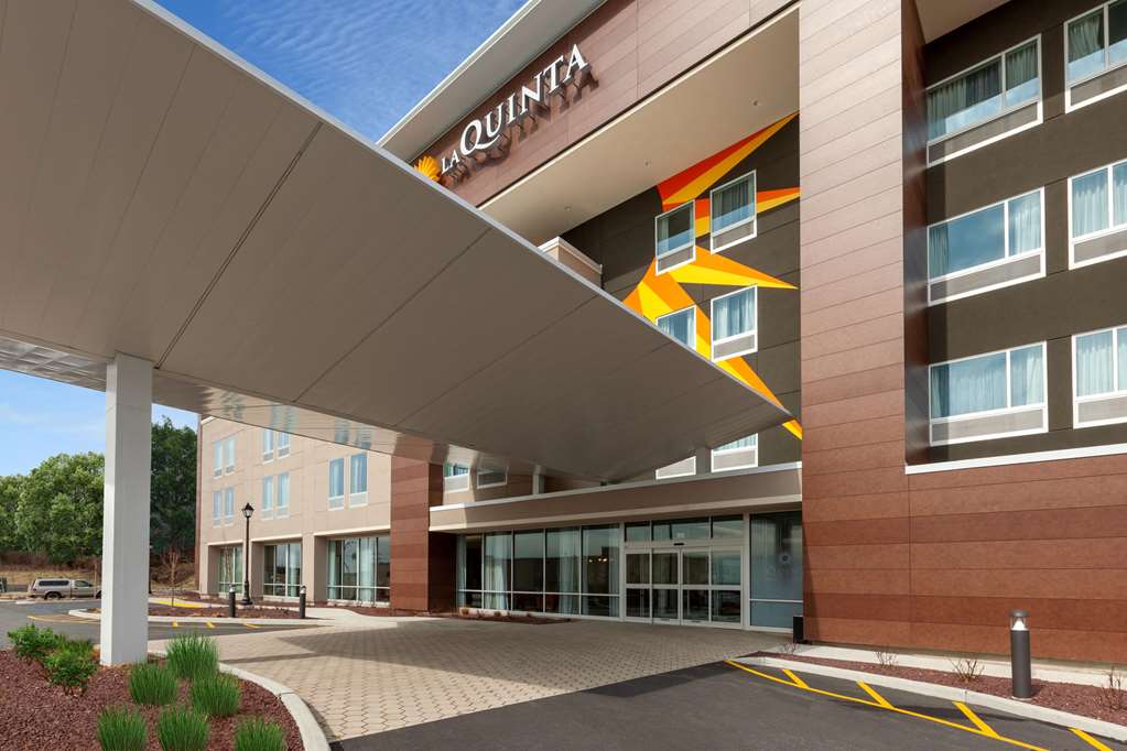 La Quinta Inn & Suites by Wyndham Middletown - photo 3