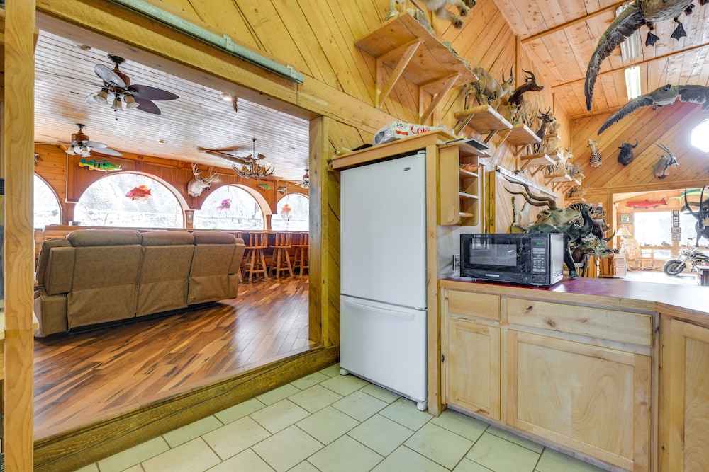 Salmon Vacation Rental w On site River Access - photo 3