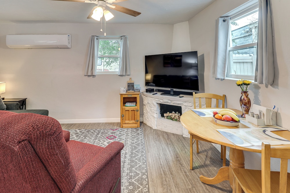 Walk to Enmu: Cozy Casita w Pet friendly Yard — hotel in Portales
